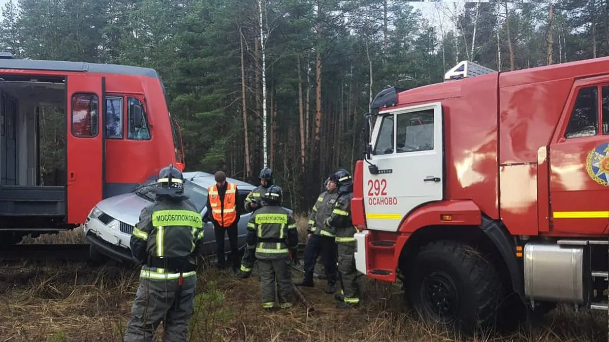 В Подмосковье легковой автомобиль попал под поезд
