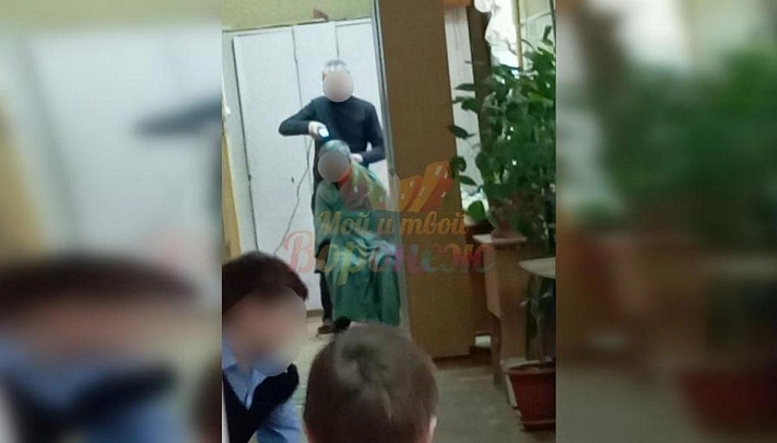 В Воронеже уборщик подстриг рабочего посреди школы