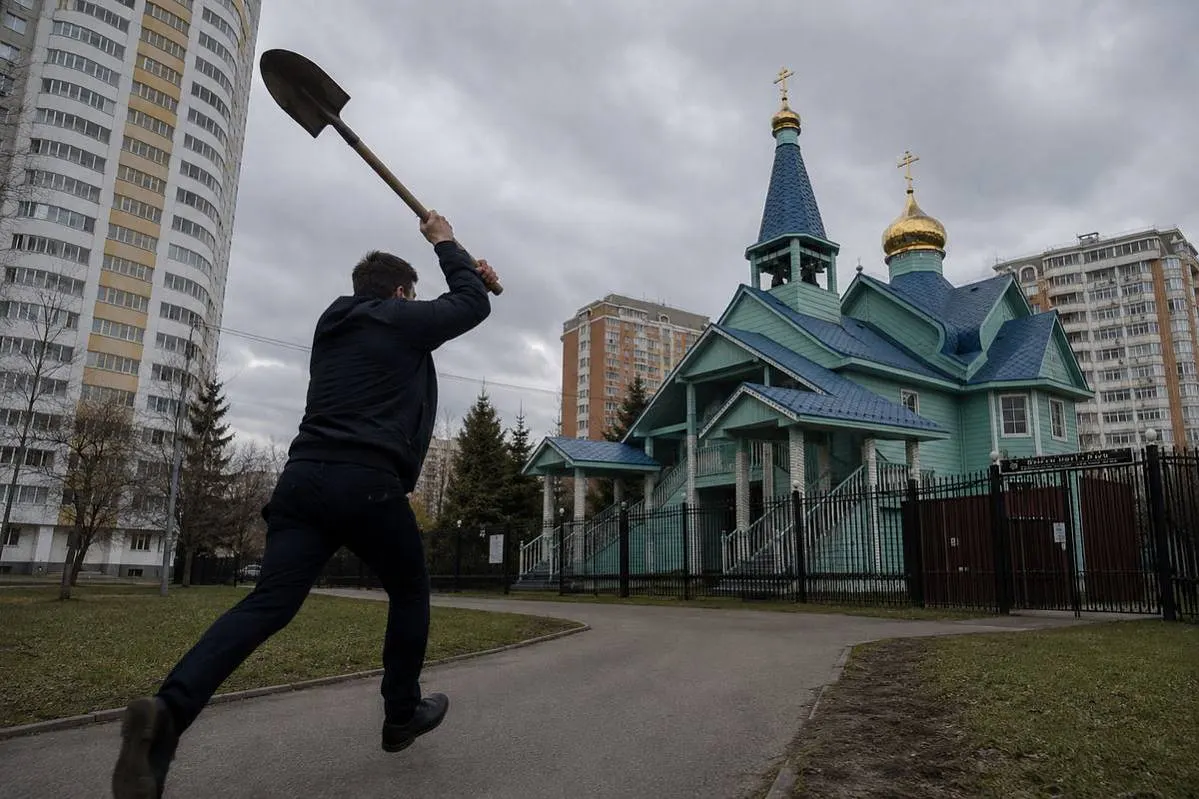 Мужчина с лопатой напал на прихожан у храма в Москве