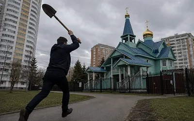 Мужчина с лопатой напал на прихожан у храма в Москве