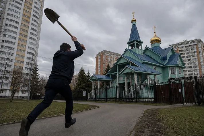 Мужчина с лопатой напал на прихожан у храма в Москве