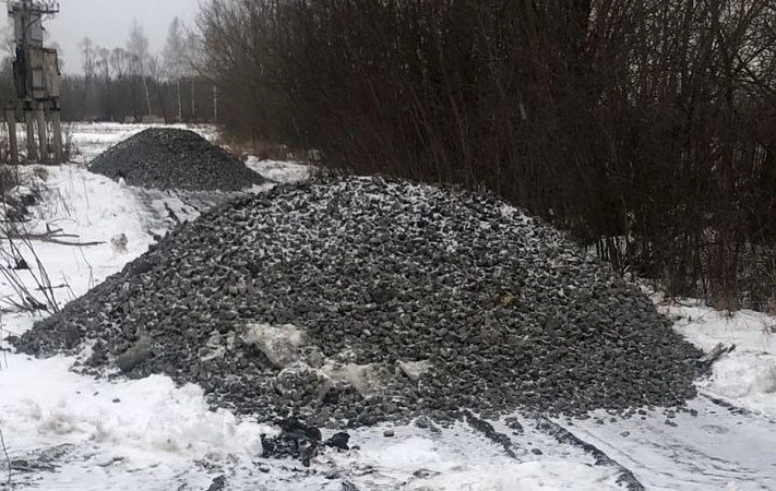 Жителям села после просьбы починить дорогу перегородили проезд горами шлака