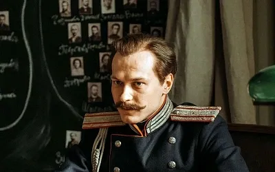 Юра Борисов с новым образом: актёр с усами и длинными волосами снимается в сериале Кончаловского