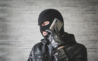 Почему мошенники обманывают людей любого возраста