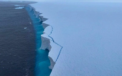 Крупнейший айсберг мира стремительно теряет массу