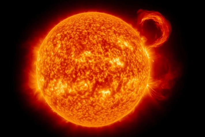 Огненная дуга сорвалась с Солнца и ушла в корону — что это значит для Земли