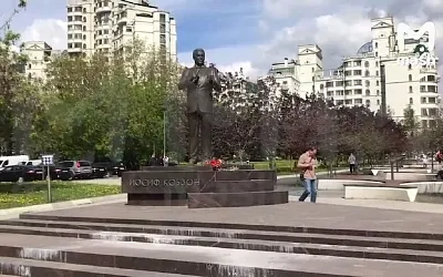 В памятник Иосифу Кобзону в Москве вмонтировали рекламу наркошопа