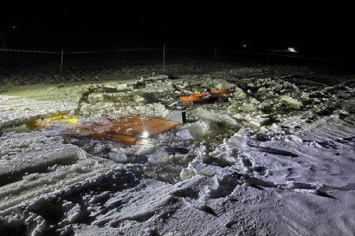 Бензовоз утонул на пешеходной ледовой переправе в Поморье