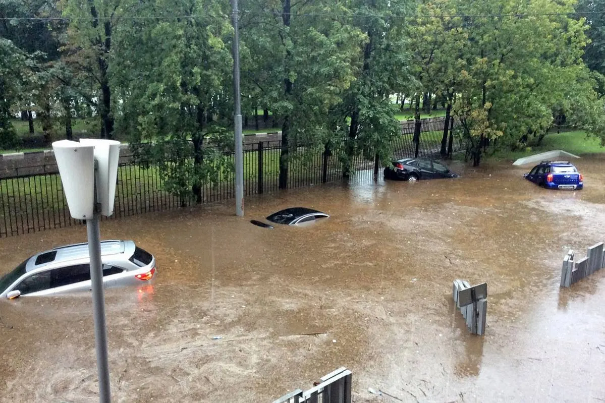 В столице остановлено движение по линии метро, жилые кварталы затапливает