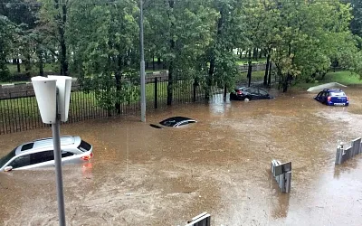 В столице остановлено движение по линии метро, жилые кварталы затапливает