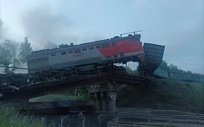 Железнодорожный мост обрушился в Курской области под грузовым составом