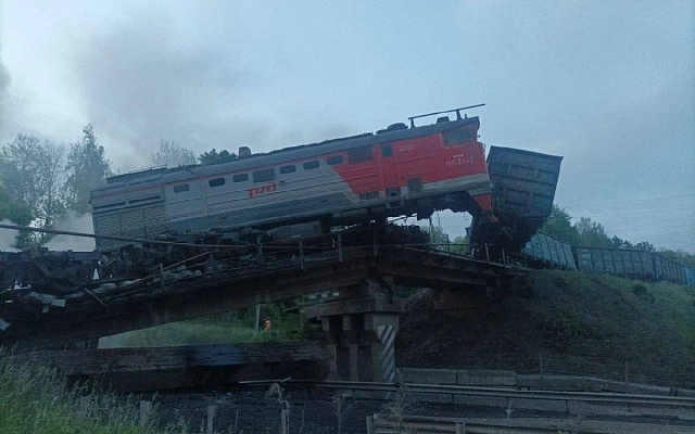 Железнодорожный мост обрушился в Курской области под грузовым составом