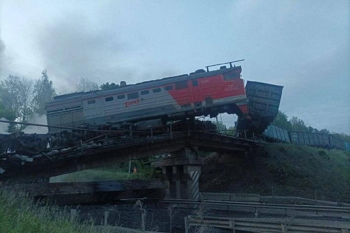 Железнодорожный мост обрушился в Курской области под грузовым составом