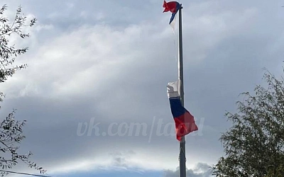 В Нижнем Тагиле ветер разорвал огромный флаг России