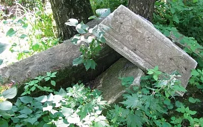 В Подмосковье снова начали обезображивать кладбища