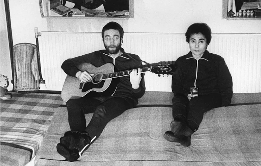 Случайно найденную на чердаке гитару Джона Леннона в 750 тысяч евро