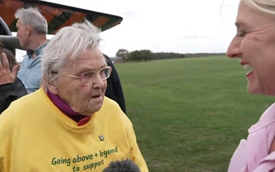 99-летняя британка пролетела на крыле биплана и побила рекорд Гиннесса