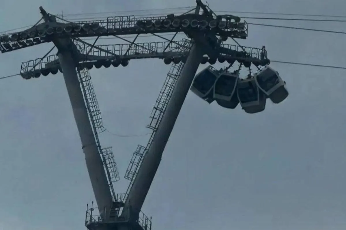 Из-за урагана на нижегородской канатной дороге застряли 11 человек