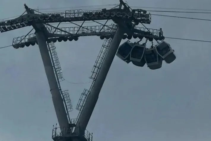 Из-за урагана на нижегородской канатной дороге застряли 11 человек