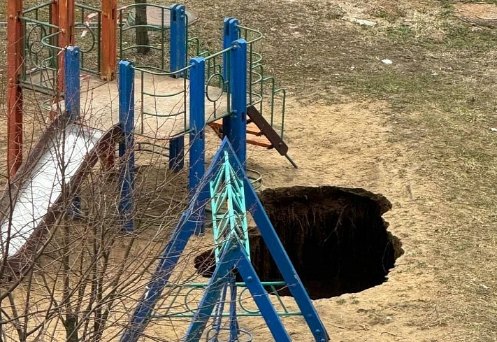 В Пушкино провалился грунт на детской площадке