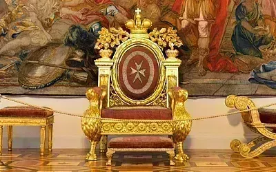 Хулигана, севшего на трон магистра Мальтийского ордена,ждёт штраф