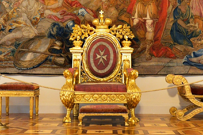 Хулигана, севшего на трон магистра Мальтийского ордена,ждёт штраф