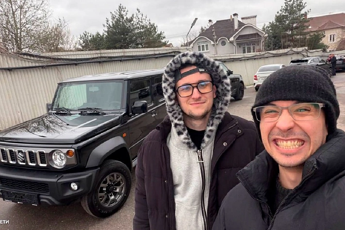 Упавшее дерево придавил новенький Suzuki Славы Марлоу