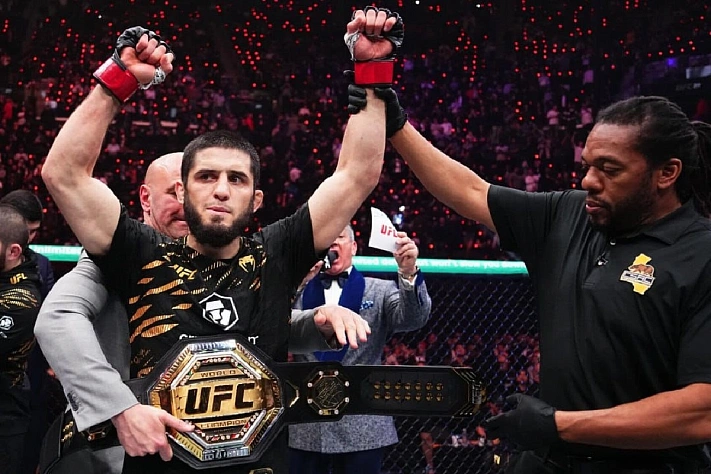 Ислам Махачев вошёл в историю UFC как первый российский двойной чемпион