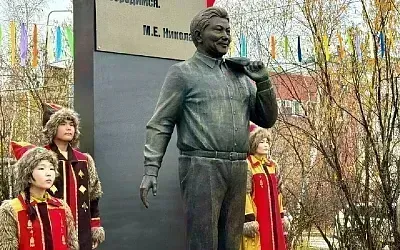 В Якутии открыли памятник первому президенту