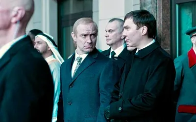 Первый кадр «Кремлёвского волшебника»: Джуд Лоу играет Путина, рядом — Пол Дано
