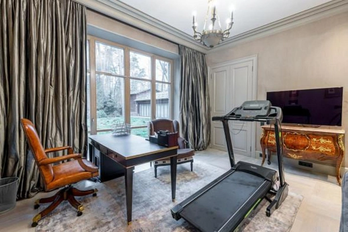 Стивен Сигал продаёт свой особняк на Рублёвке