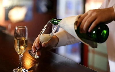 Стоимость шампанского в России за год выросла на 10% 