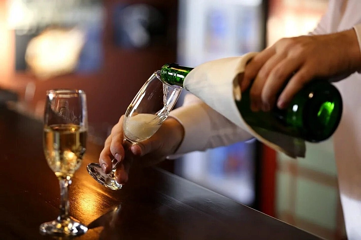 Стоимость шампанского в России за год выросла на 10% 