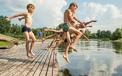 В Подмосковье детям запретили подходить к воде
