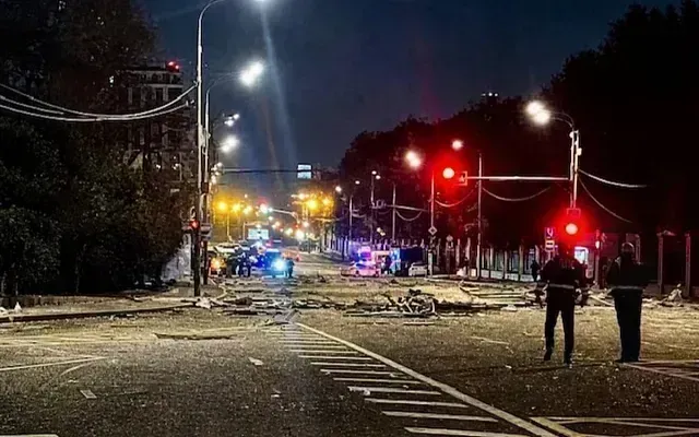 Беспилотник попал в здание на Мосфильмовской