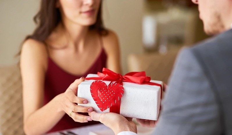 Сколько тратят на подарки в День влюблённых