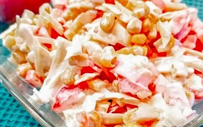 Салат с помидорами, кукурузой и сыром