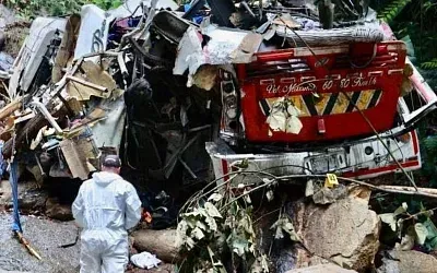 В Колумбии школьный автобус сорвался в овраг — 17 погибших