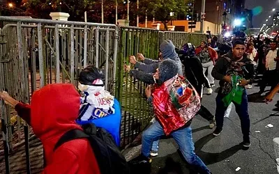 Столкновения у перуанского парламента в Лиме приводят к десяткам пострадавших