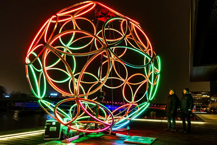 Фестиваль света в Копенгагене превращает зимнюю тьму в магическое шоу