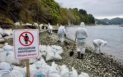 В Туапсе ограничили участие женщин в уборке мазута