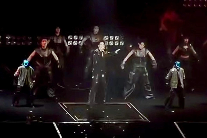 Роботы вышли в подтанцовку на концерте в Китае