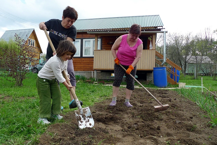 ВЦИОМ: Женщины в майские праздники будут чаще заниматься огородом