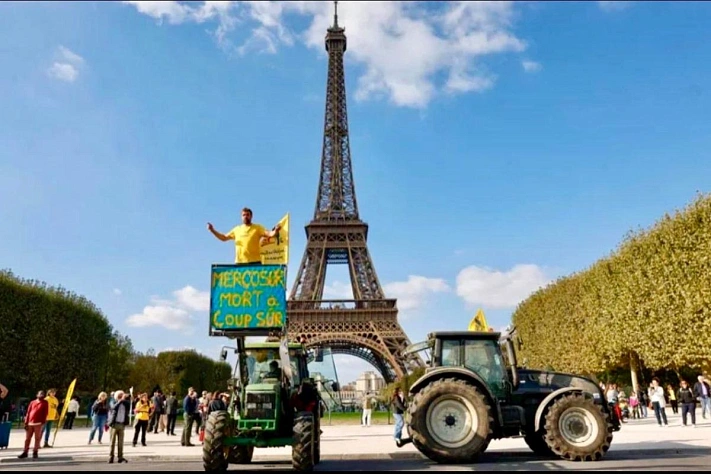 Тракторы в центре Парижа из-за сделки ЕС с Меркосур
