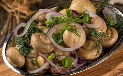  Как замариновать шампиньоны с луком: быстрый и насыщенный рецепт