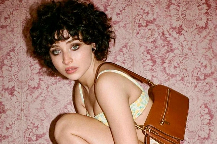 Сабрина Карпентер стала брюнеткой для Perfect и это сработало на все сто