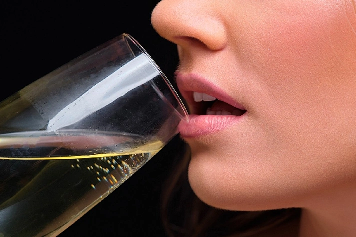 Как пить шампанское и есть десерты, чтобы защитить зубы