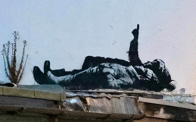 Banksy оставил новую работу у российского посольства в Лондоне