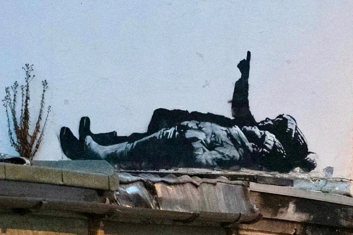 Banksy оставил новую работу у российского посольства в Лондоне