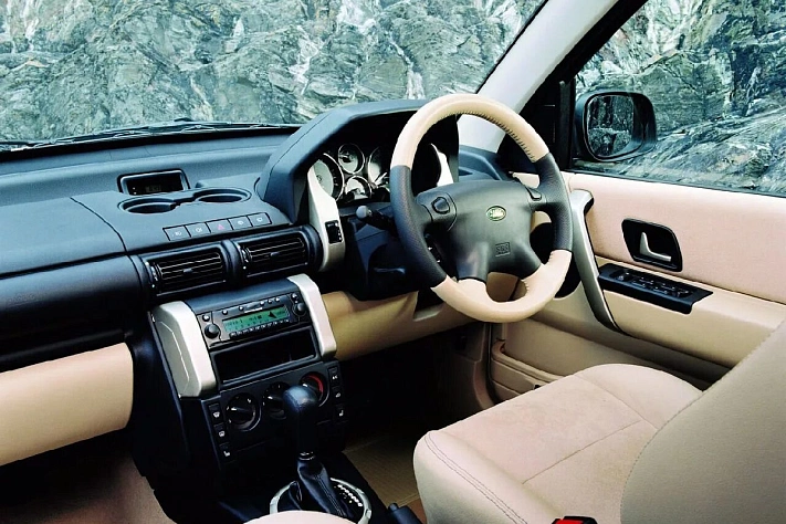 В Россию запретили ввозить праворульные и гибридные автомобили